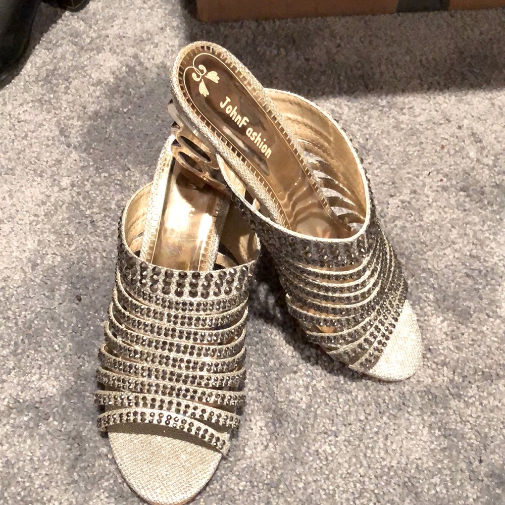 John Fashion Size 5 Silver rhinestone heels